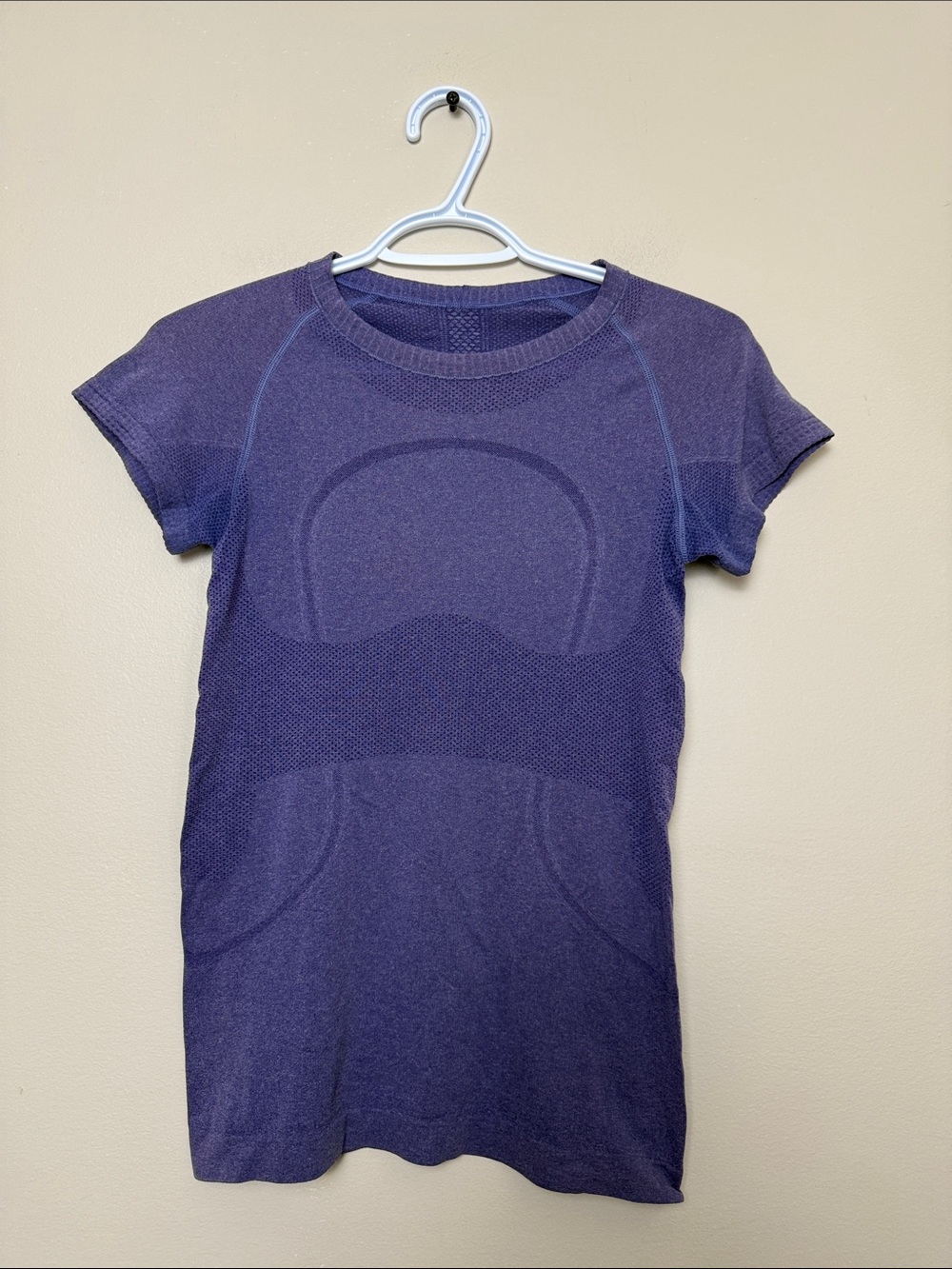 Lululemon Women’s Short Sleeve Seamless Top in Purple size 4